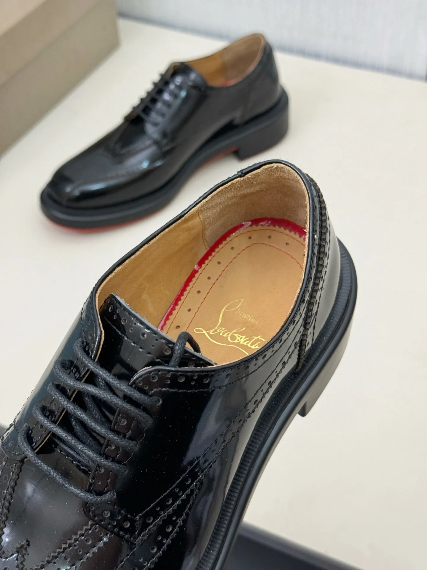 [CL～High-end men’s red-soled shoes] Top P: 880💰. Size: 39-44 (38.45.46 can be customized) 🆑Top original order purchasing agent Imported open-edge bead fabric and water-dyed cowhide inside 🉑️ Imported TPU rubber sole, wear-resistant and non-slip, full of European style.